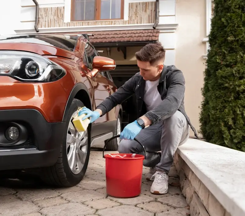 Lavage auto à domicile Ableiges : professionnel intervenant sur un véhicule